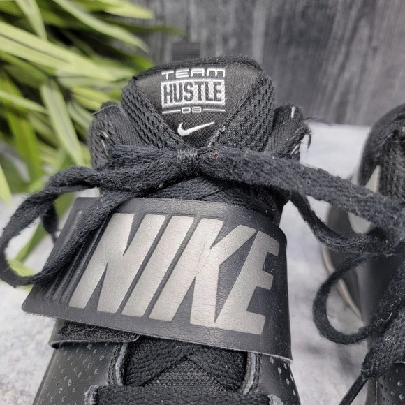 Nike | Team Hustle Youth Basketball Shoes Black with Strap Across Laces - Picture 8 of 8